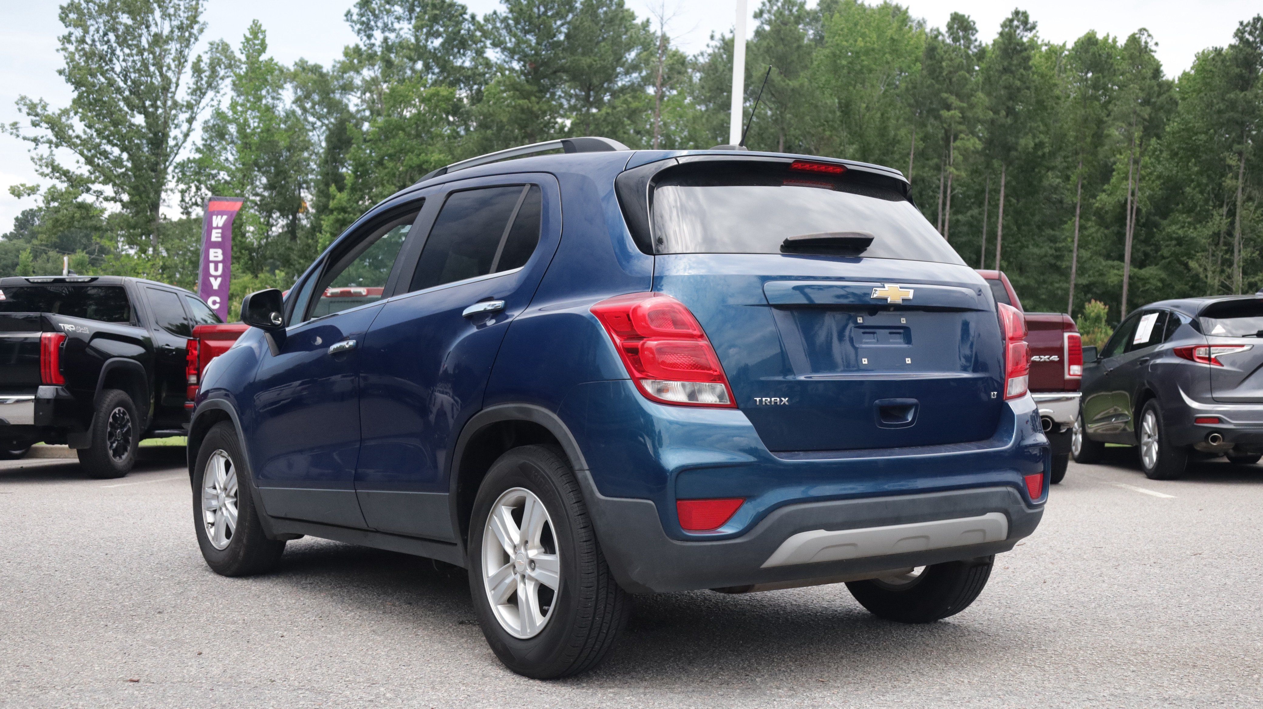 Used 2020 Chevrolet Trax LT w/ LT Convenience Package FWD image 3