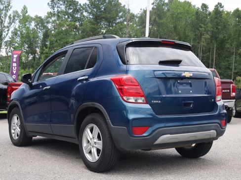 Used 2020 Chevrolet Trax LT w/ LT Convenience Package FWD image 3