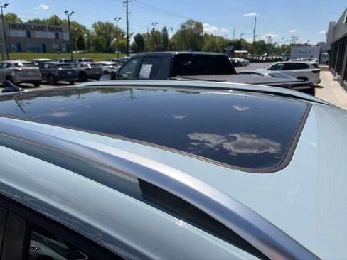 Used 2025 Volkswagen Taos SE w/ Panoramic Sunroof Package AWD/4WD image 4
