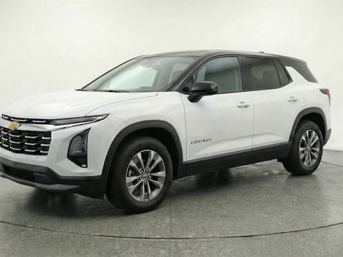 Used 2025 Chevrolet Equinox LT image 3