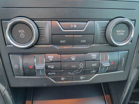 Used 2018 Ford Explorer XLT w/ Equipment Group 202A AWD/4WD image 38