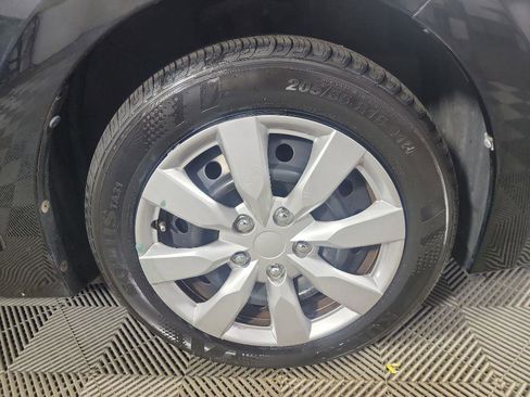 Used 2015 Toyota Corolla LE image 3