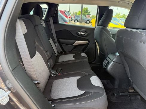 Used 2017 Jeep Cherokee Sport AWD/4WD image 7
