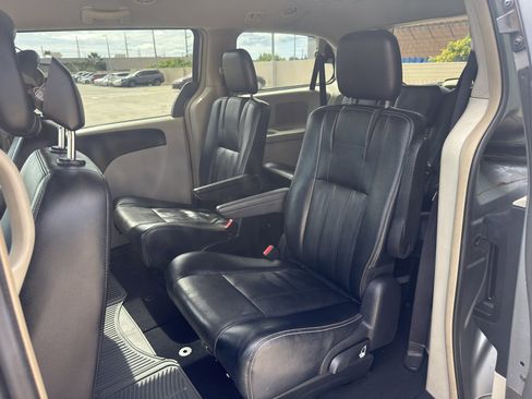 Used 2015 Chrysler Town & Country Touring image 9