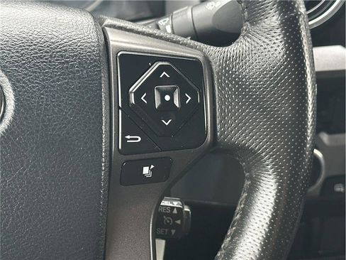 Used 2017 Toyota Tacoma TRD Off-Road w/ Premium & Technology Package AWD/4WD image 22