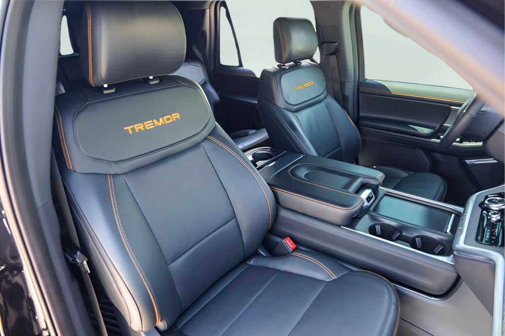 Used 2025 Ford Expedition Tremor AWD/4WD image 32