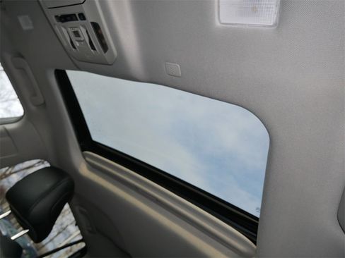 Certified 2021 Toyota Highlander XLE image 28