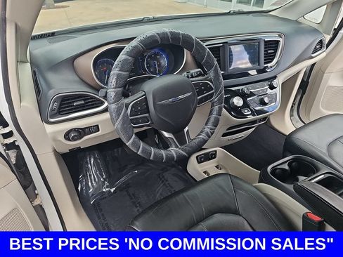 Used 2018 Chrysler Pacifica Touring-L FWD image 17