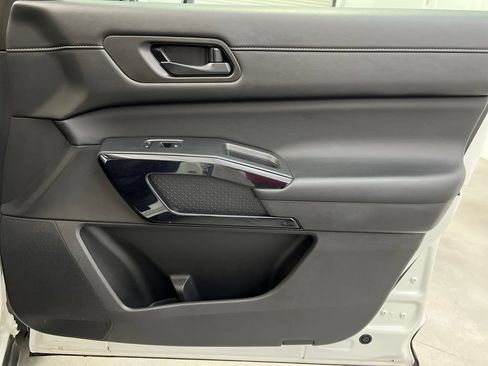 Used 2024 Nissan Pathfinder SV FWD image 30