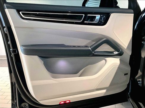 Used 2023 Porsche Cayenne Turbo S image 26