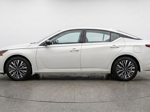 Used 2025 Nissan Altima 2.5 SV FWD image 5