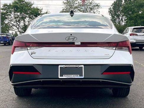 New 2025 Hyundai Elantra Limited image 4