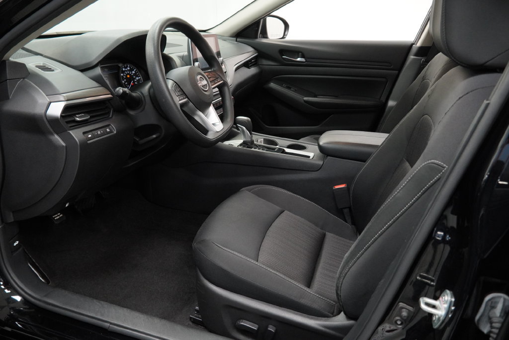 Used 2025 Nissan Altima 2.5 SV FWD image 3