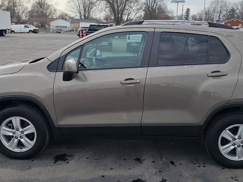 Used 2022 Chevrolet Trax LT w/ LT Convenience Package image 4