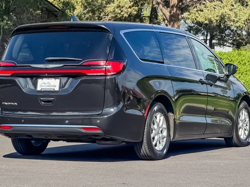 Used 2023 Chrysler Pacifica Touring-L FWD image 4