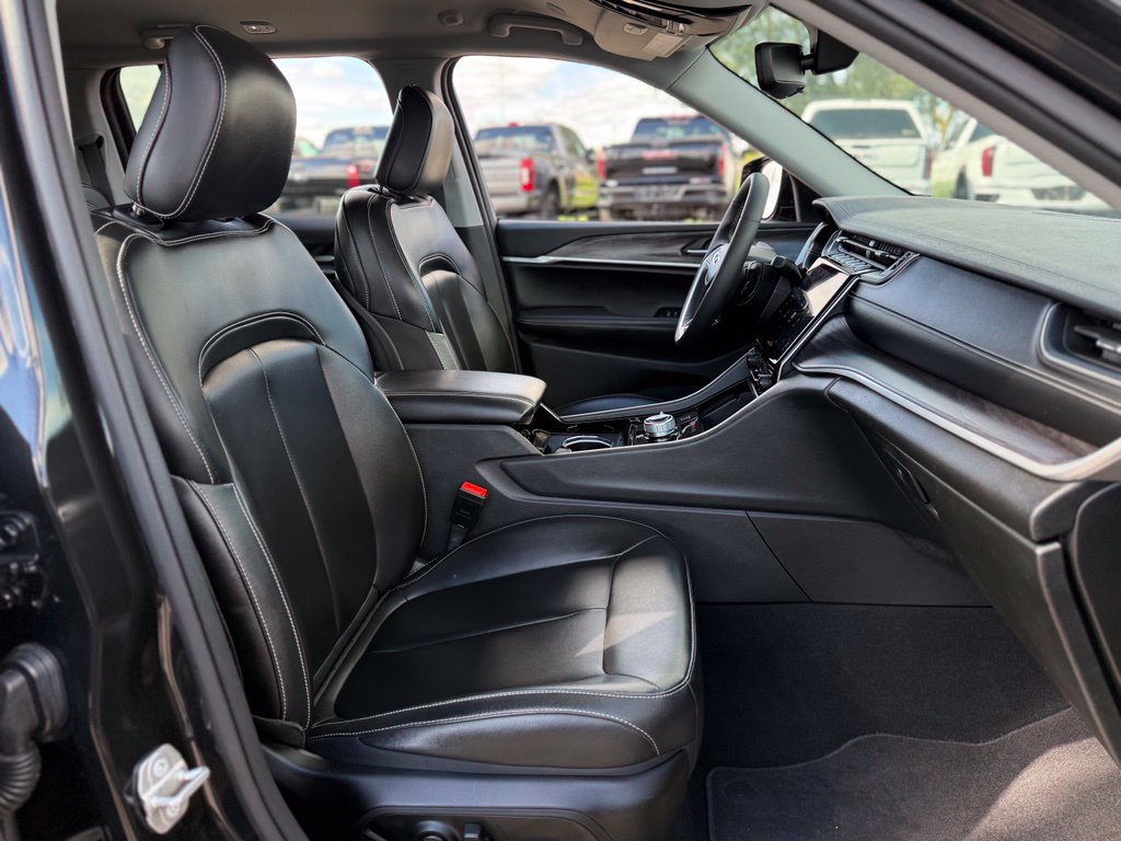 Used 2023 Jeep Grand Cherokee Limited AWD/4WD image 15
