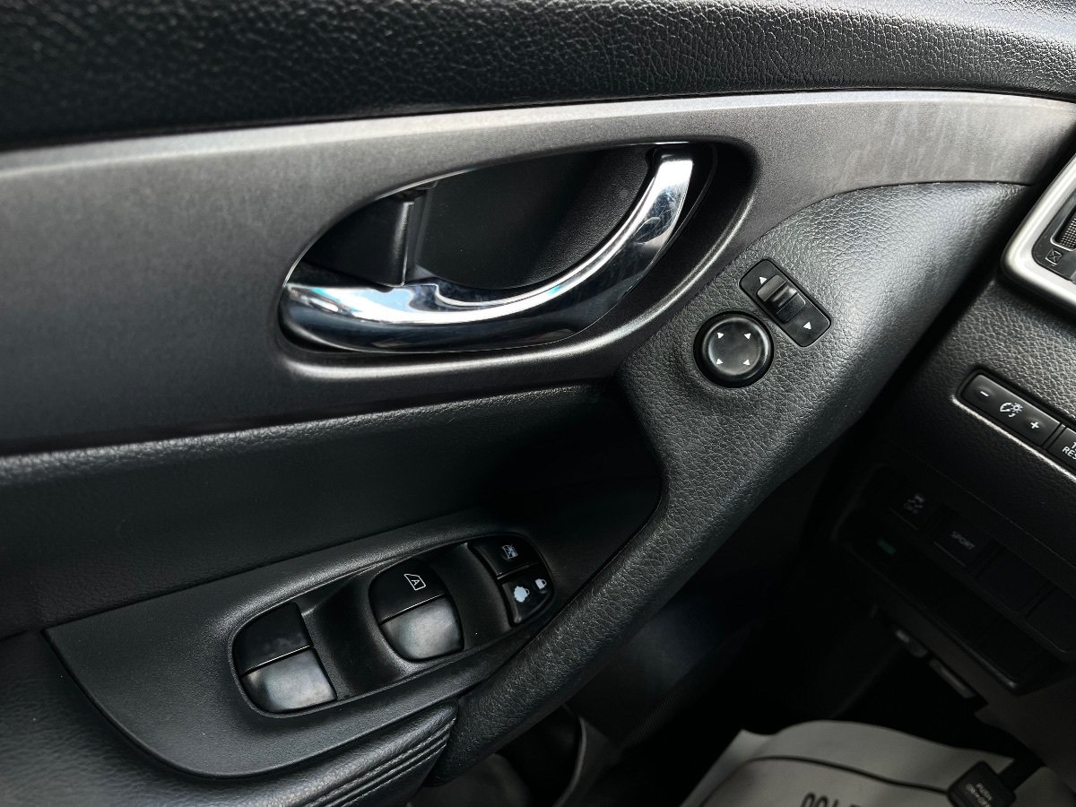Used 2016 Nissan Rogue SV FWD image 21