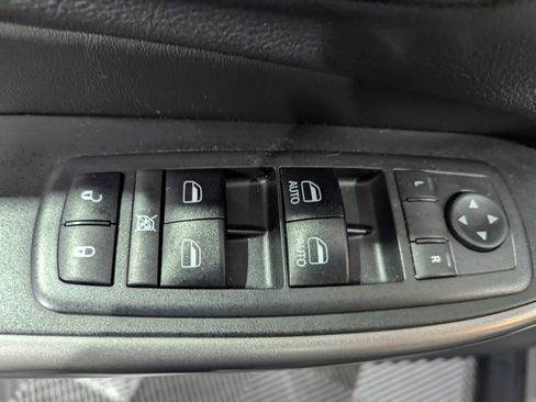 Used 2019 Jeep Cherokee Limited image 16