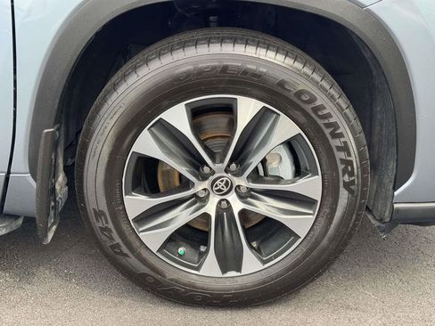 Used 2024 Toyota Highlander XLE FWD image 28