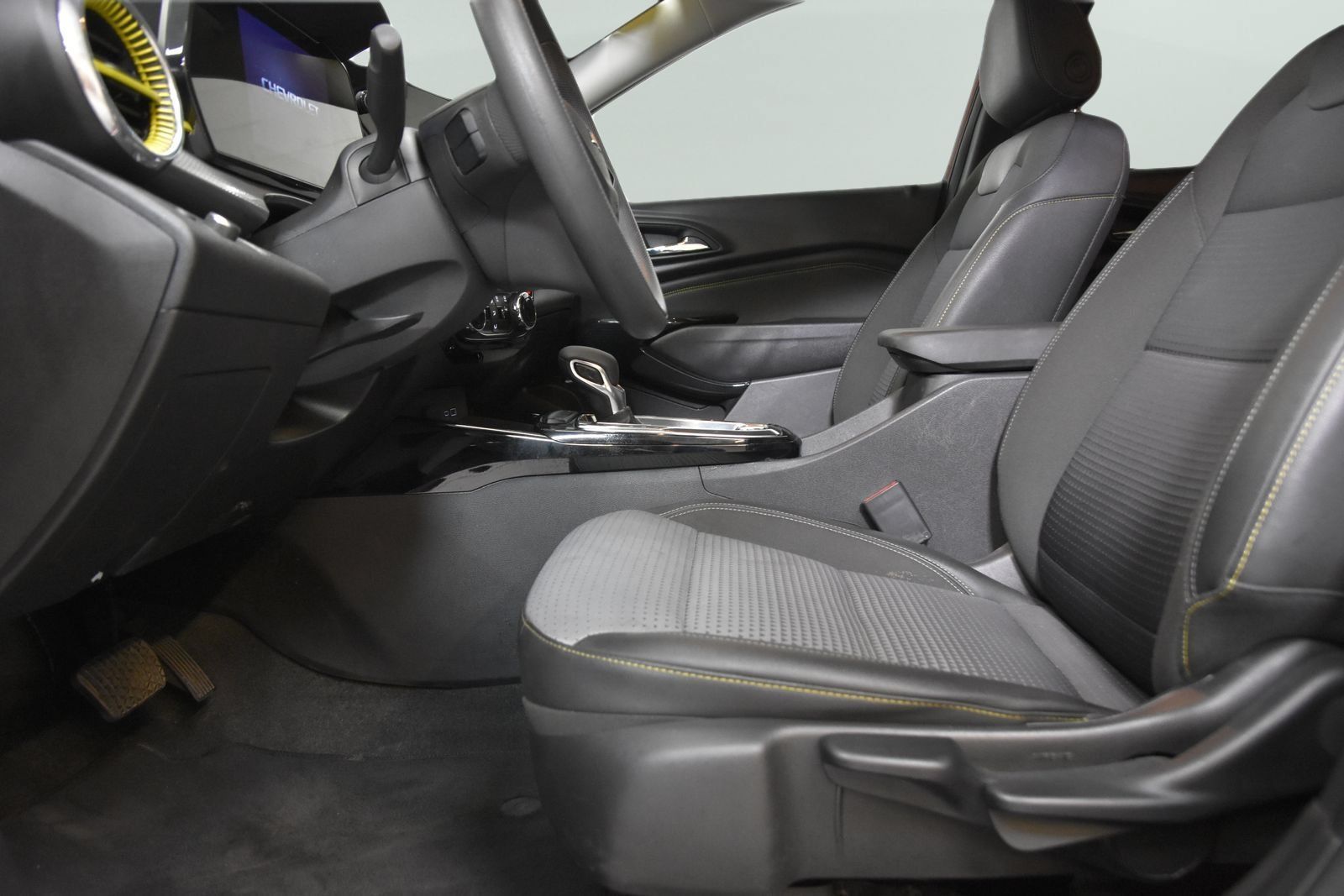 Used 2025 Chevrolet Trax LT FWD image 11