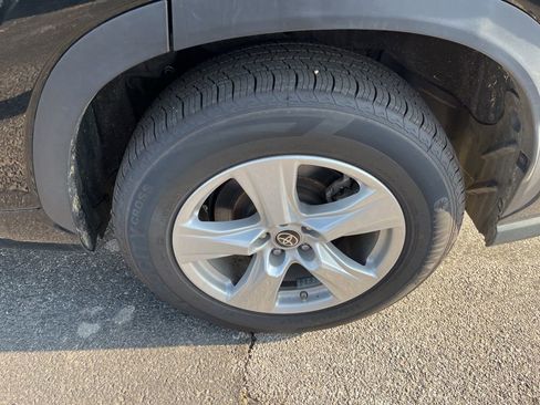 Used 2023 Toyota Highlander L image 29