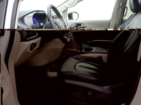 Used 2024 Chrysler Pacifica Touring-L FWD image 8