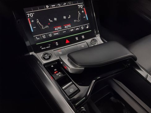 Used 2022 Audi e-tron Premium Plus w/ Premium Plus Package image 25