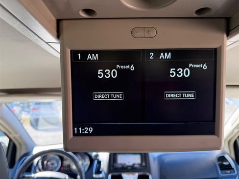 Used 2016 Chrysler Town & Country Limited image 29