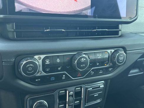 Certified 2025 Jeep Wrangler Unlimited Sahara w/ Safety Group AWD/4WD image 29