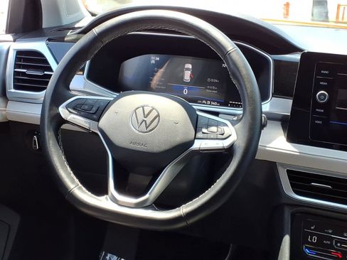 Used 2025 Volkswagen Taos SE FWD image 12