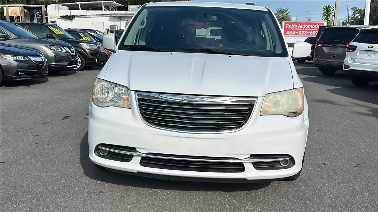 Used 2016 Chrysler Town & Country Touring FWD image 3