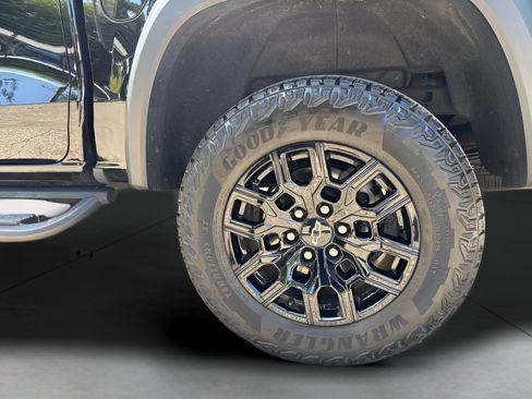 Used 2024 Chevrolet Colorado Trail Boss w/ Advanced Trailering Package AWD/4WD image 8