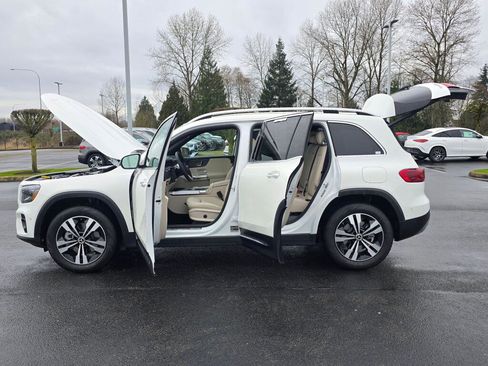 Used 2025 Mercedes-Benz GLB 250 4MATIC image 12
