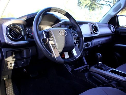 Used 2019 Toyota Tacoma TRD Sport image 8