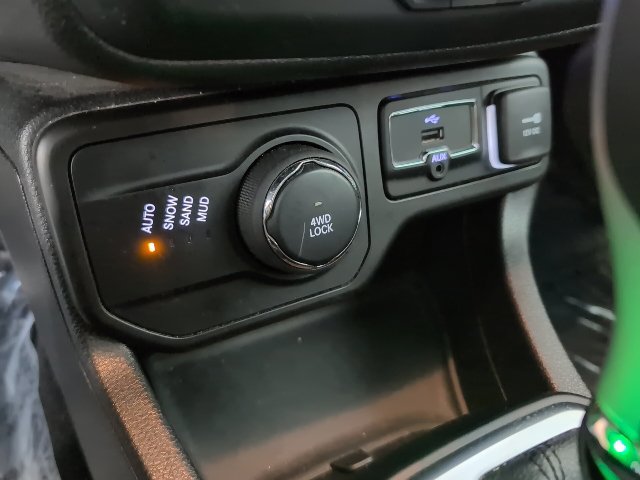 Used 2018 Jeep Renegade Latitude w/ Cold Weather Group AWD/4WD image 24