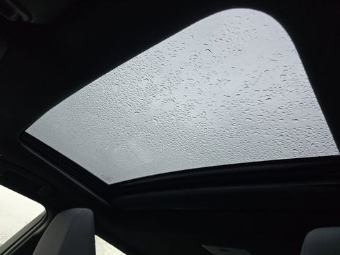 Used 2023 Toyota Corolla SE image 3