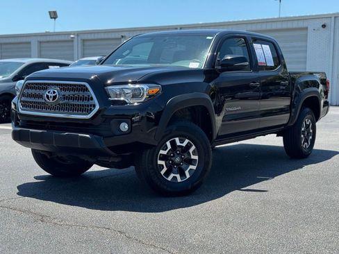 Used 2017 Toyota Tacoma TRD Off-Road AWD/4WD image 6