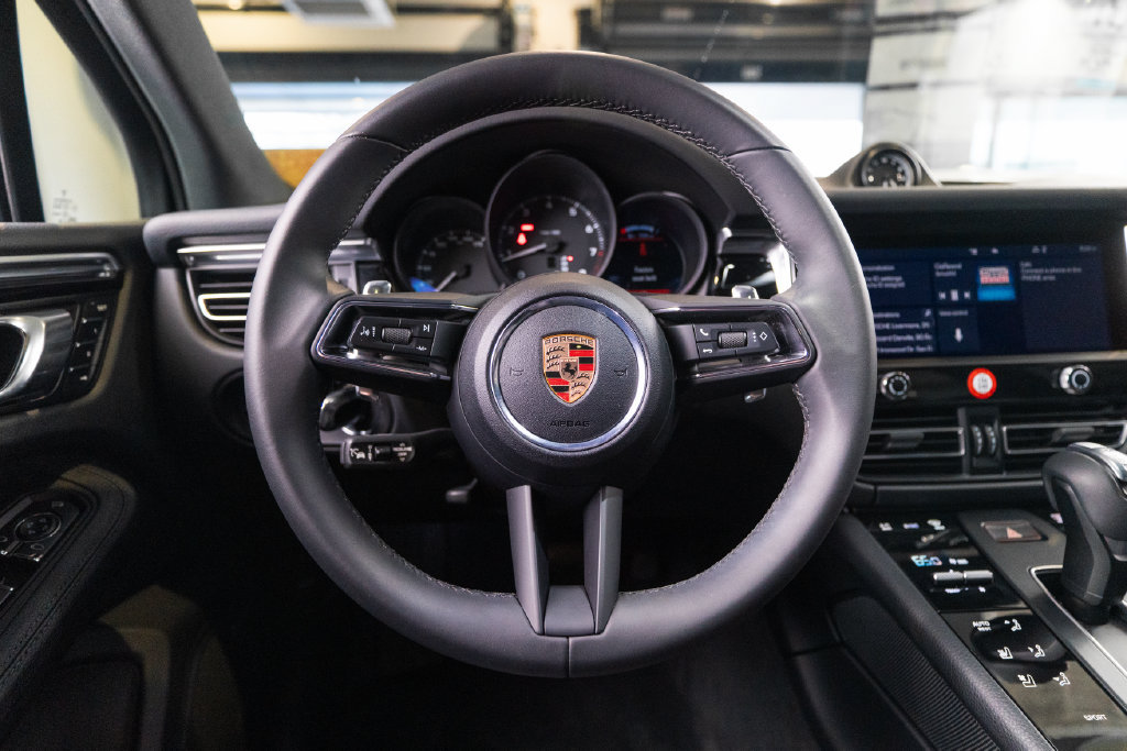Certified 2025 Porsche Macan AWD/4WD image 31