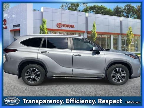 Used 2023 Toyota Highlander XLE AWD/4WD image 5