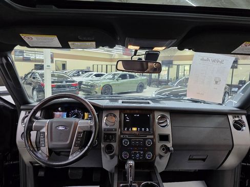 Used 2017 Ford Expedition Platinum RWD image 26
