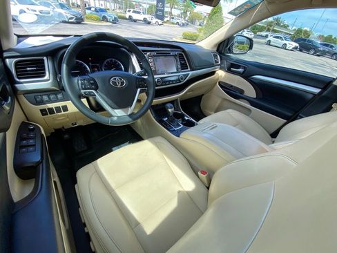 Used 2019 Toyota Highlander SE image 21