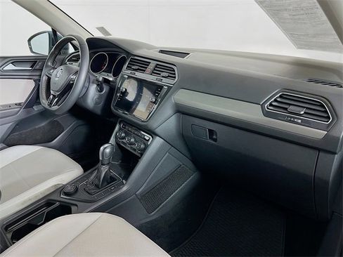 Used 2021 Volkswagen Tiguan SE image 38