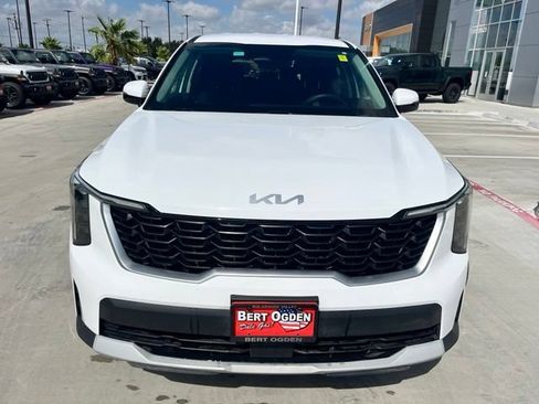 Used 2025 Kia Sorento LX FWD image 2