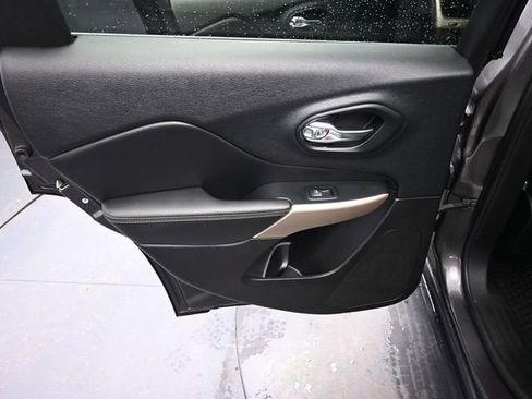 Used 2018 Jeep Cherokee Limited image 16