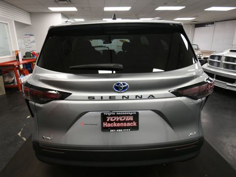 Certified 2025 Toyota Sienna XLE FWD image 7