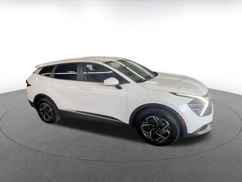 Used 2025 Kia Sportage LX image 2