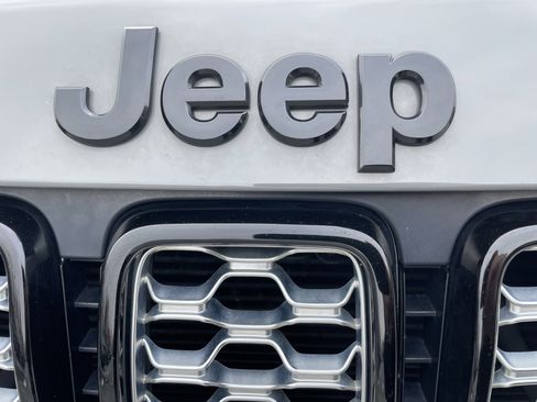 Used 2021 Jeep Grand Cherokee Laredo X image 32