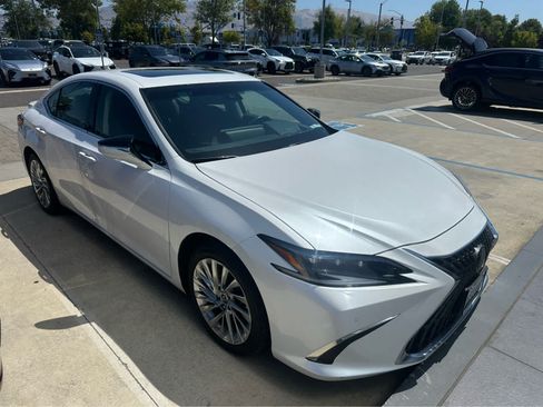 Used 2023 Lexus ES 300h w/ Accessory Package (Z2) FWD image 3