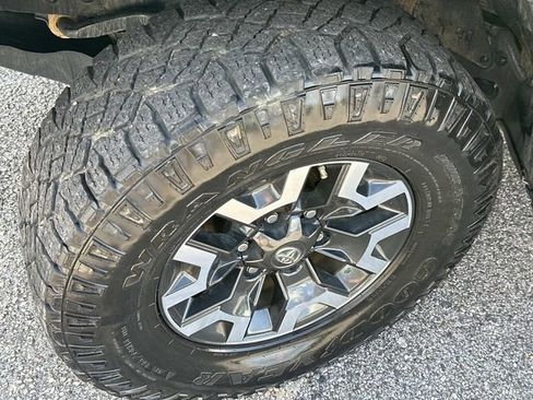 Used 2023 Toyota Tacoma TRD Off-Road w/ Technology Package AWD/4WD image 12