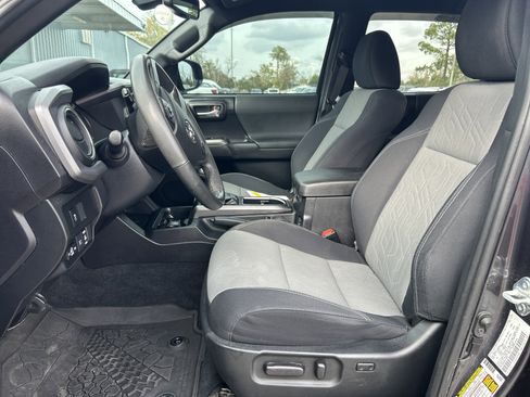 Used 2022 Toyota Tacoma TRD Off-Road image 9